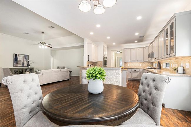 This open floor plan keeps everyone connected in the evenings whether it's cooking up a meal in the kitchen, doing homework at the breakfast table or finishing up a book in the family room! | Image 18