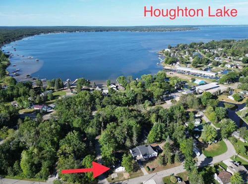 111 Nighthawk Dr, Houghton Lake, MI, 48629-9374 | Card Image
