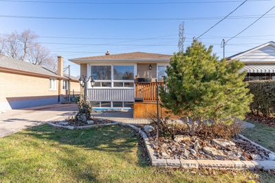 35 Redwater Dr, House other with 3 bedrooms, 2 bathrooms and 4 parking in Etobicoke ON | Image 2