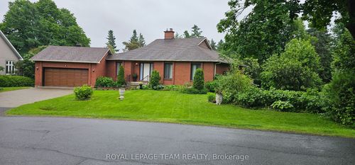 8 Swans Way S, Gloucester, ON, K1J8X2 | Card Image