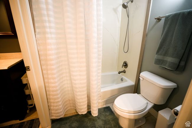Full bathroom with toilet and shower / tub combo | Image 36