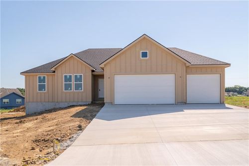 16729 Pinehurst Dr, Basehor, KS, 66007-8250 | Card Image