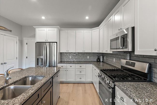 Kitchen - Stainless steel appliances, gas range, stovetop with griddle | Image 13
