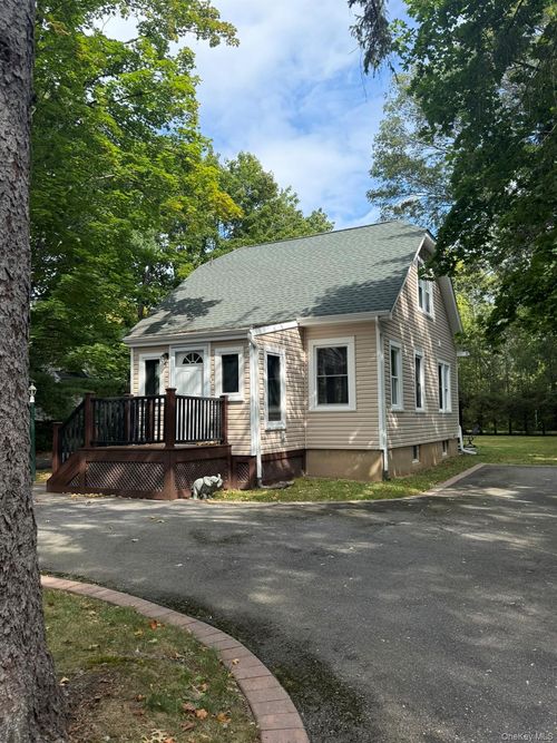 16 Stratford Ave, Greenlawn, NY, 11740-2512 | Card Image