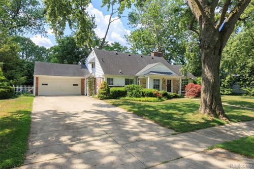 17501 Dunblaine Ave, Beverly Hills, MI, 48025-4113 | Card Image