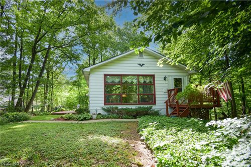 1683 Ridge Rd, Hinckley, OH, 44233-9611 | Card Image