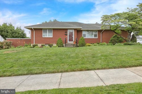 438 Windsor St, Whitehall, PA, 18052-6821 | Card Image