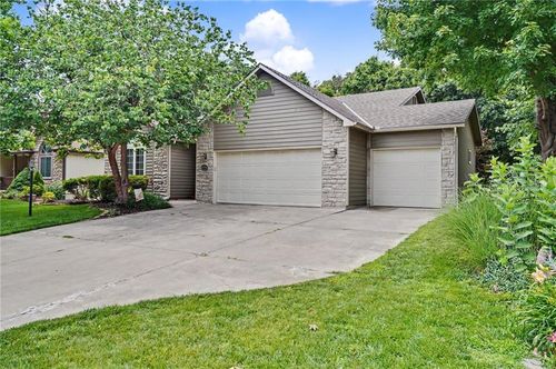 3238 Huntington Rd, Lawrence, KS, 66049-5207 | Card Image