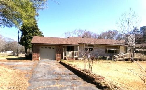 912 Friendly Rd, Eden, NC, 27288-2804 | Card Image