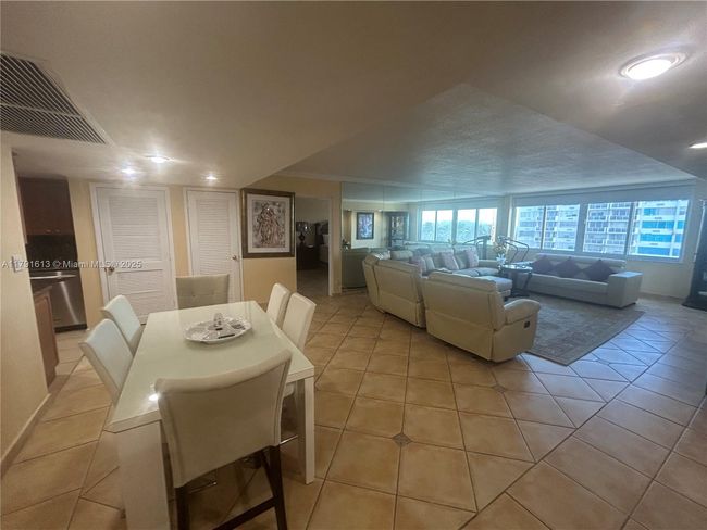 APT-434 - 5401 Collins Ave, Condo with 2 bedrooms, 2 bathrooms and null parking in Miami Beach FL | Image 8
