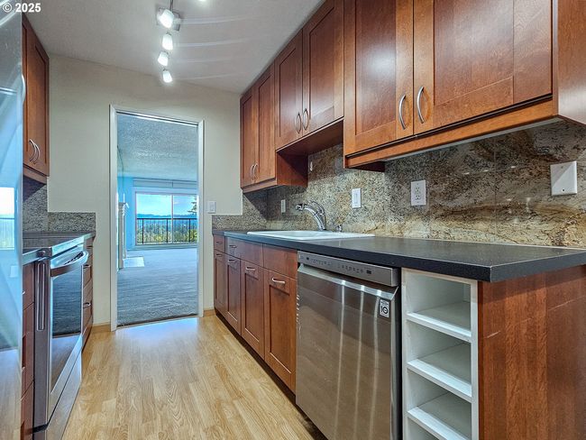 BLDG-25 - 213 Oswego Smt, Condo with 2 bedrooms, 2 bathrooms and 1 parking in Lake Oswego OR | Image 12