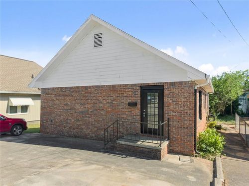 160 E Currahee St, Toccoa, GA, 30577-2662 | Card Image