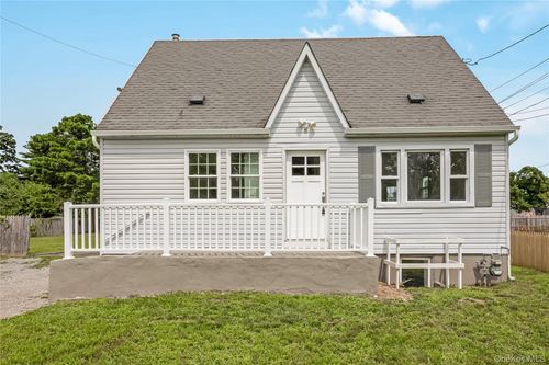 239 Ocean Ave, Islip, NY, 11751-4607 | Card Image