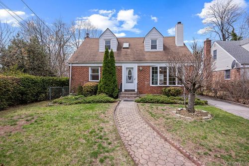 8 Grady Ct, Great Neck, NY, 11023-1131 | Card Image