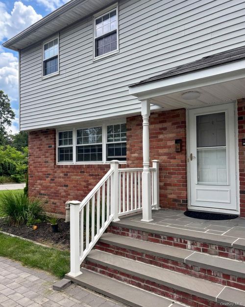 99 Washington St, East Islip, NY, 11730-1822 | Card Image