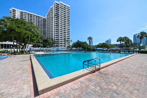 615-2500 Parkview Dr, Hallandale Beach, FL, 33009-2885 | Card Image