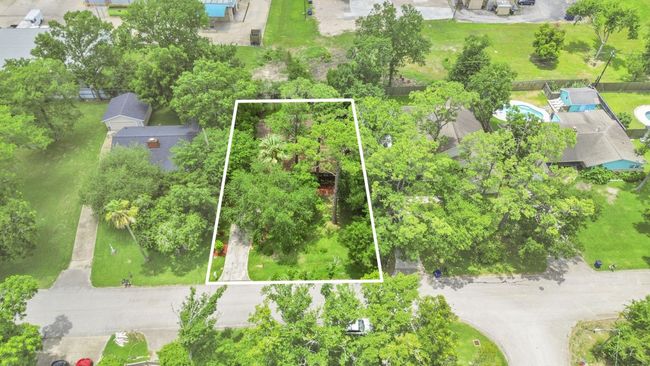 Experience the charm of Faye Street, centrally located in vibrant Kemah. | Image 30