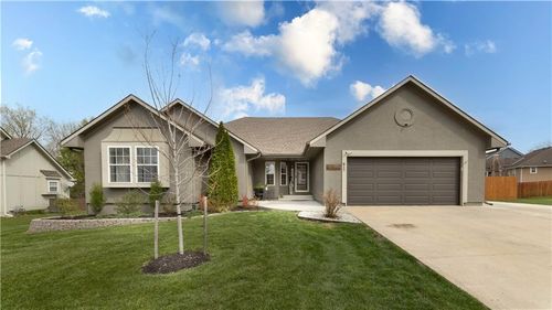817 Bridle Trail Ln, Peculiar, MO, 64078-8409 | Card Image