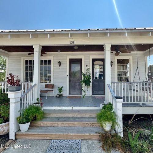 136 Main St, Bay Saint Louis, MS, 39520-4526 | Card Image