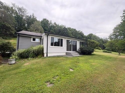 118 Foster Rd, Beaver Falls, PA, 15010-8506 | Card Image