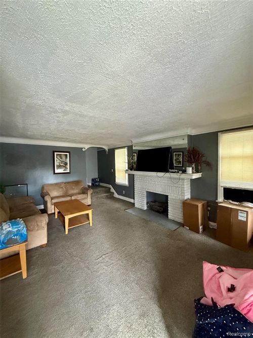 17586 Wisconsin St, Detroit, MI, 48221-2504 | Card Image
