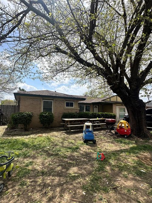 2612 Roberts Cir, Arlington, TX, 76010-2415 | Card Image