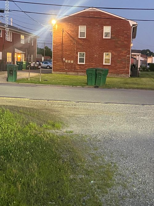 910 Sinclair St, Fairdale, KY, 40118-9641 | Card Image