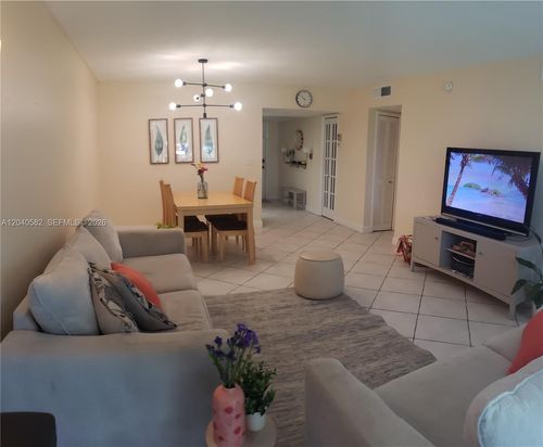 202-550 Oaks Ln, Pompano Beach, FL, 33069-5814 | Card Image
