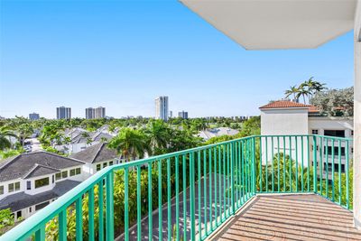 502 - 19900 E Country Club Dr, Condo with 3 bedrooms, 3 bathrooms and null parking in Aventura FL | Image 2