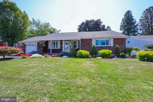 928 Walnut St, AKRON, PA, 17501-1440 | Card Image