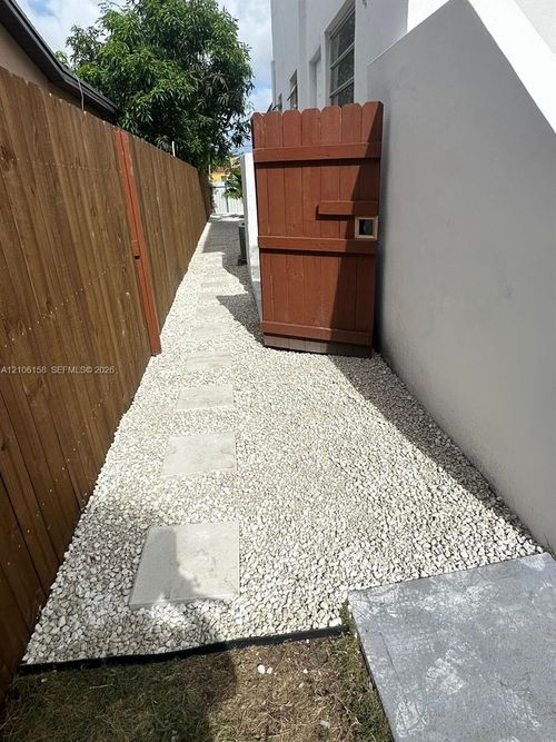 b-131 Nw 32nd Ct, Miami, FL, 33125-4910 | Card Image