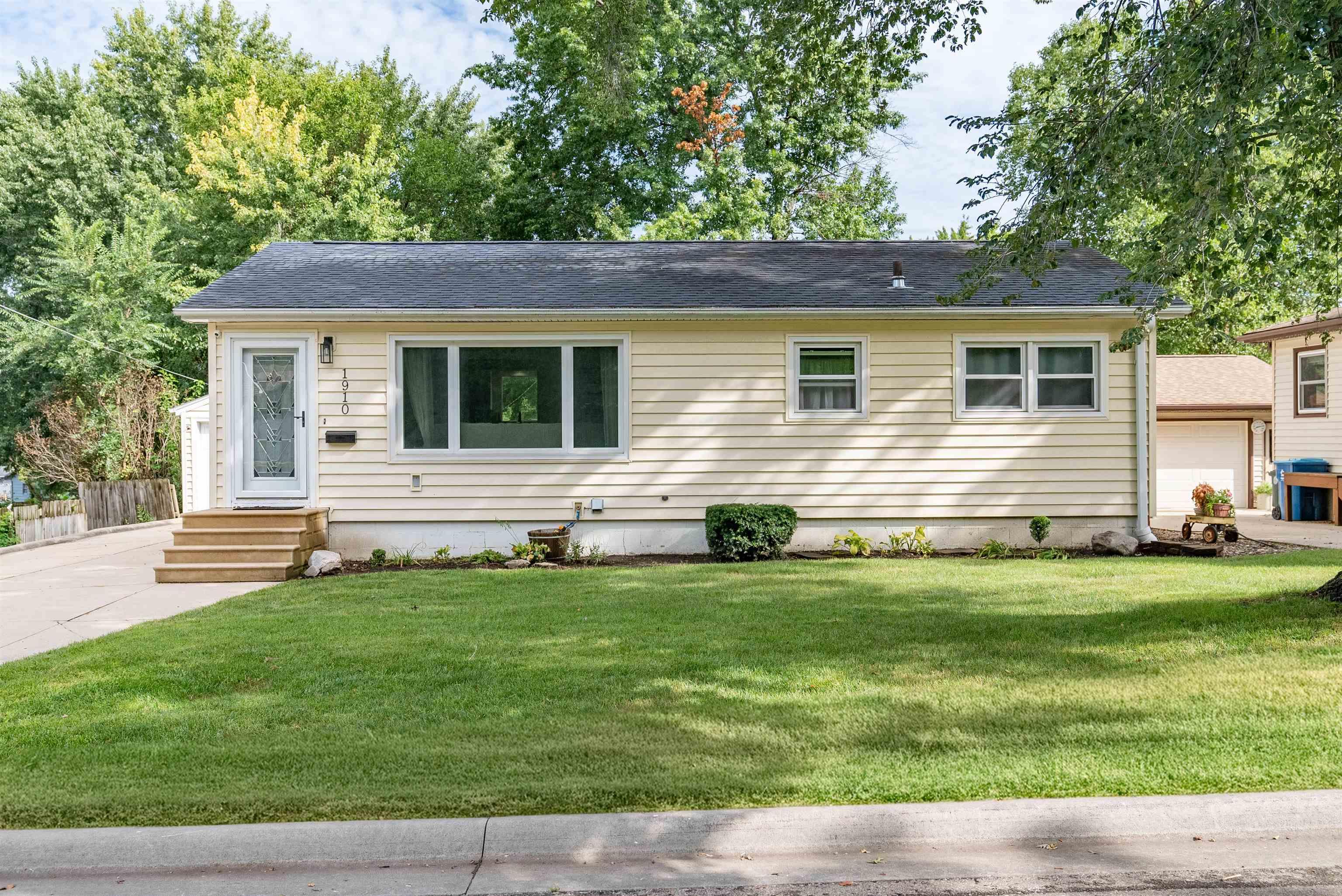 Maynard Ave, Waterloo, IA 50701