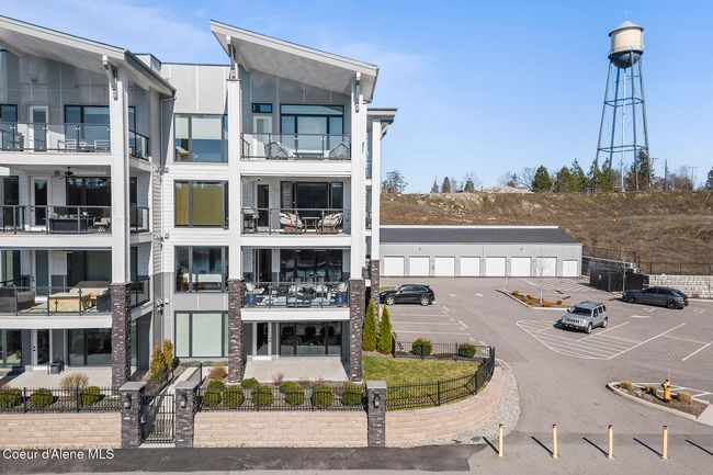 End Condo & water tower | Image 4