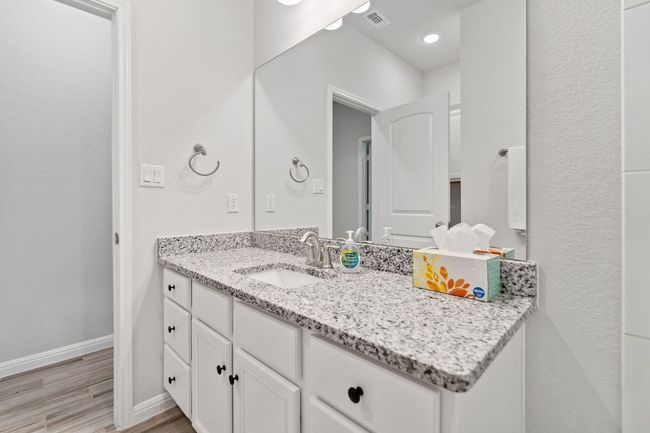 Shared Bath | Image 26