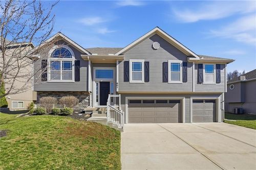 601 Crestridge Dr, Kearney, MO, 64060-7128 | Card Image