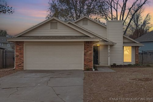 1702 S Aster Ct, Broken Arrow, OK, 74012-5946 | Card Image