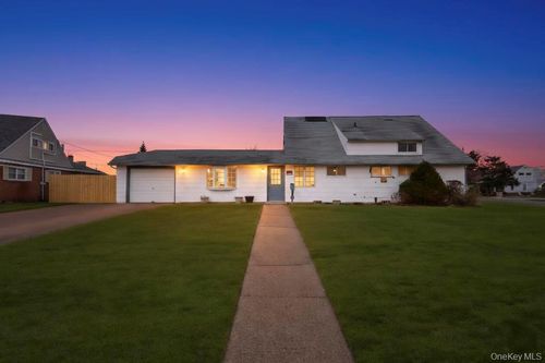 15 Autumn Ln, Hicksville, NY, 11801-6320 | Card Image