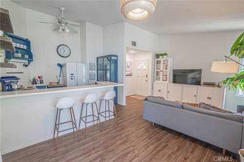 h-2402 Pleasant Way, Thousand Oaks, CA, 91362-3269 | Card Image