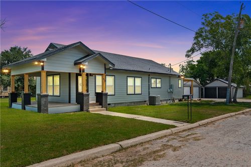 410 E Lott St, Beeville, TX, 78102-4051 | Card Image