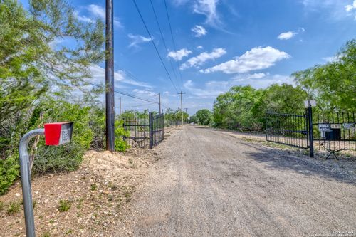 433 Mills Ln, Uvalde, TX, 78801-1185 | Card Image