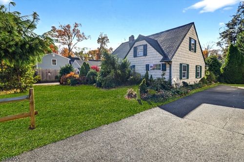 1 Andrew St, Green Brook, NJ, 08812-2503 | Card Image