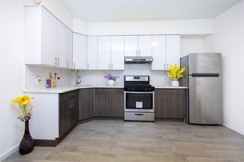 37 83rd Street, New York, NY, 11372 | Card Image