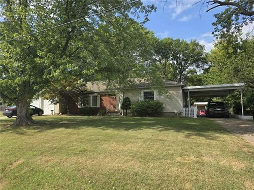 215 E Henry St, Clinton, MO, 64735-2821 | Card Image