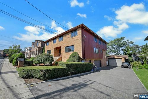 2413 Hammett Ave, Fort Lee, NJ, 07024-3903 | Card Image