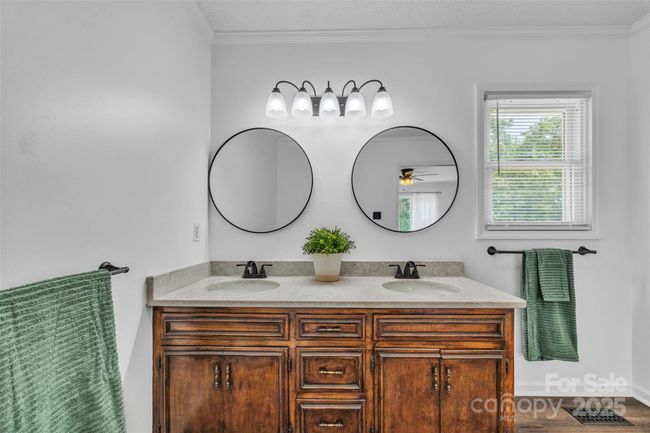 Primary bath | Image 25