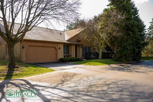 2122 London Bridge Dr, Rochester Hills, MI, 48307-4231 | Card Image