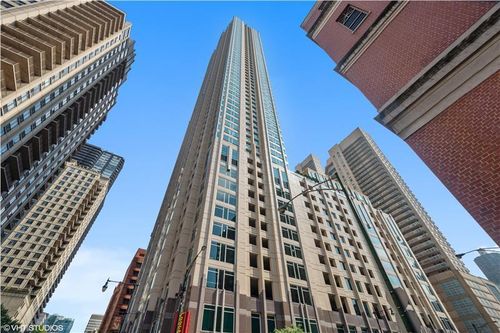 apt-40d-33 Ontario St, Chicago, IL, 60654-7772 | Card Image