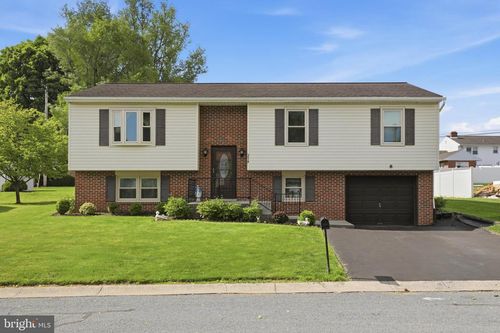3218 Caroline Dr, EAST PETERSBURG, PA, 17520-1228 | Card Image