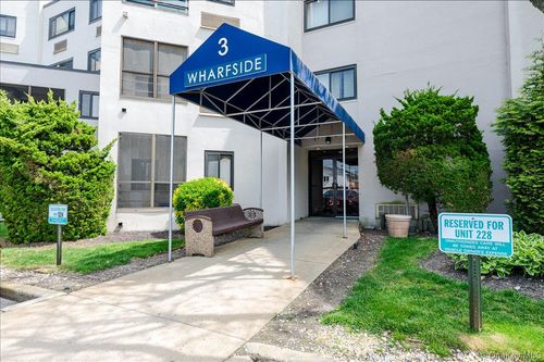 318-725 Miller Ave, Freeport, NY, 11520-6354 | Card Image