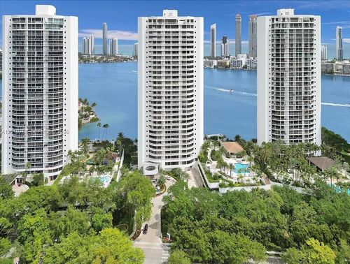 2802-3000 Island Blvd, Aventura, FL, 33160-5603 | Card Image